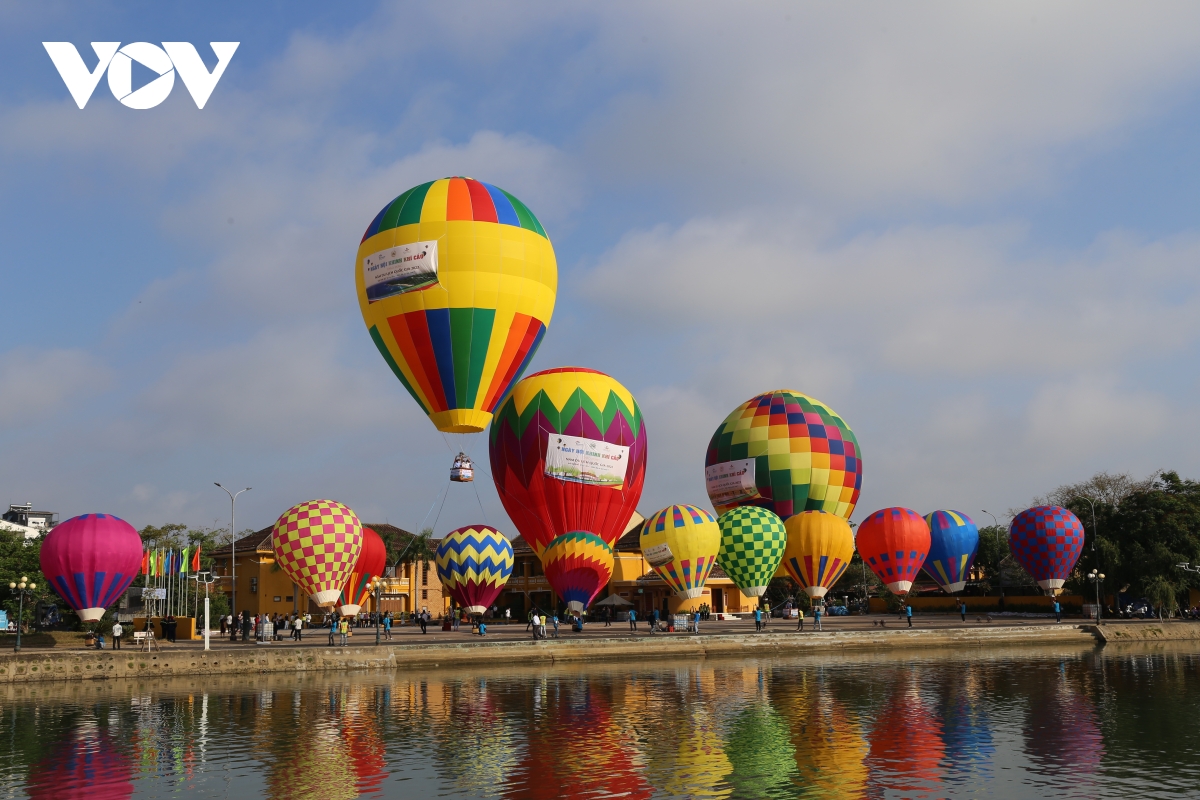 Ouverture d un festival de montgolfières à Hoi An